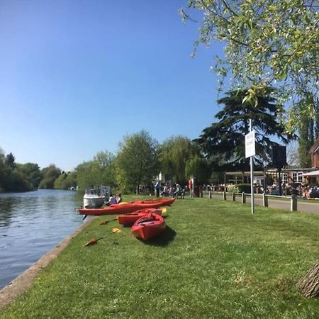 River Cabin Retreat Shepperton Buitenkant foto